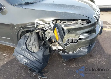 2015 Jeep Cherokee Latitude z USA, uszkodzony, nr VIN 1C4PJMCB4FW659768